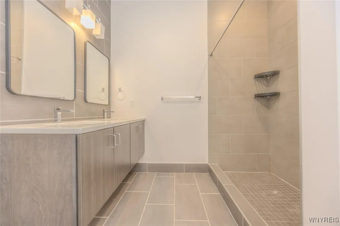 1020 Elmwood 402, Buffalo, New York 14422, Buffalo, New York 14422, 2 Bedrooms Bedrooms, 5 Rooms Rooms,1 BathroomBathrooms,Residential Lease,For Rent,1020 Elmwood 402, Buffalo, New York 14422,0,B1647021