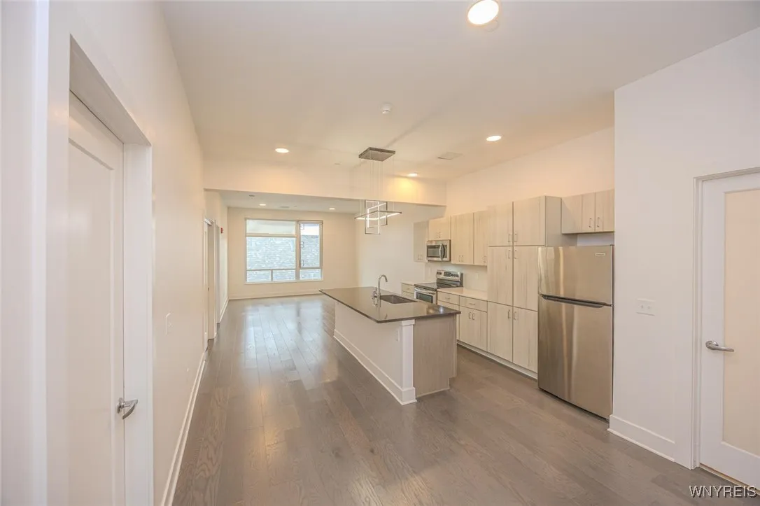 1020 Elmwood 402, Buffalo, New York 14422, Buffalo, New York 14422, 2 Bedrooms Bedrooms, 5 Rooms Rooms,1 BathroomBathrooms,Residential Lease,For Rent,1020 Elmwood 402, Buffalo, New York 14422,0,B1647021