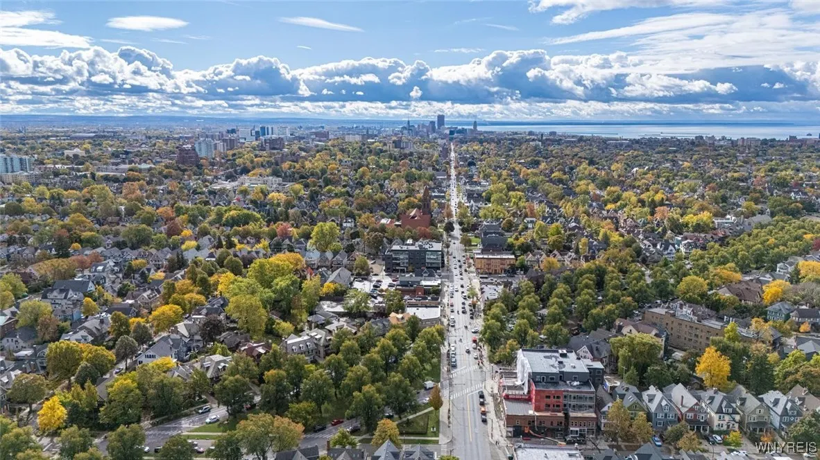 1020 Elmwood 402, Buffalo, New York 14422, Buffalo, New York 14422, 2 Bedrooms Bedrooms, 5 Rooms Rooms,1 BathroomBathrooms,Residential Lease,For Rent,1020 Elmwood 402, Buffalo, New York 14422,0,B1647021