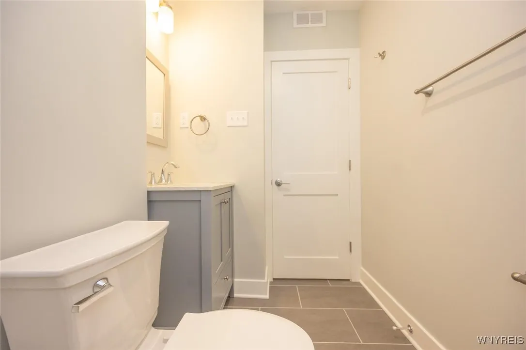 1008 Elmwood, Buffalo, New York 14222, Buffalo, New York 14222, 2 Bedrooms Bedrooms, 5 Rooms Rooms,1 BathroomBathrooms,Residential Lease,For Rent,1008 Elmwood, Buffalo, New York 14222,0,B1647023