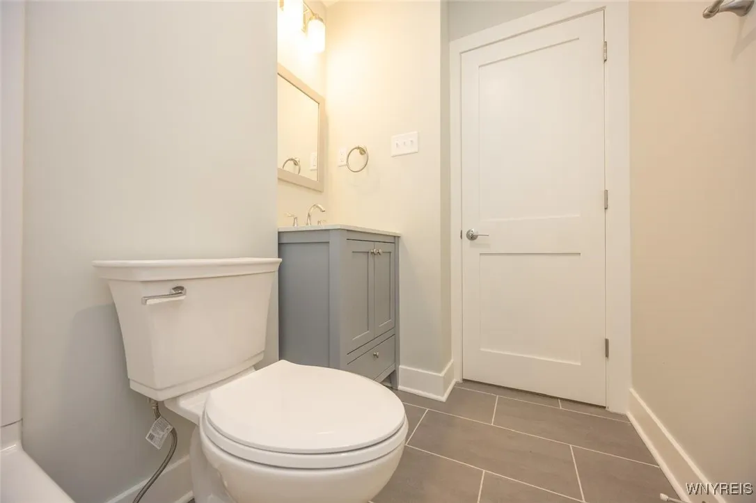 1008 Elmwood, Buffalo, New York 14222, Buffalo, New York 14222, 2 Bedrooms Bedrooms, 5 Rooms Rooms,1 BathroomBathrooms,Residential Lease,For Rent,1008 Elmwood, Buffalo, New York 14222,0,B1647023