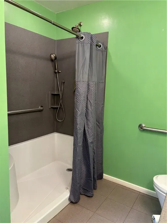 Primary Bathroom w/walk in shower