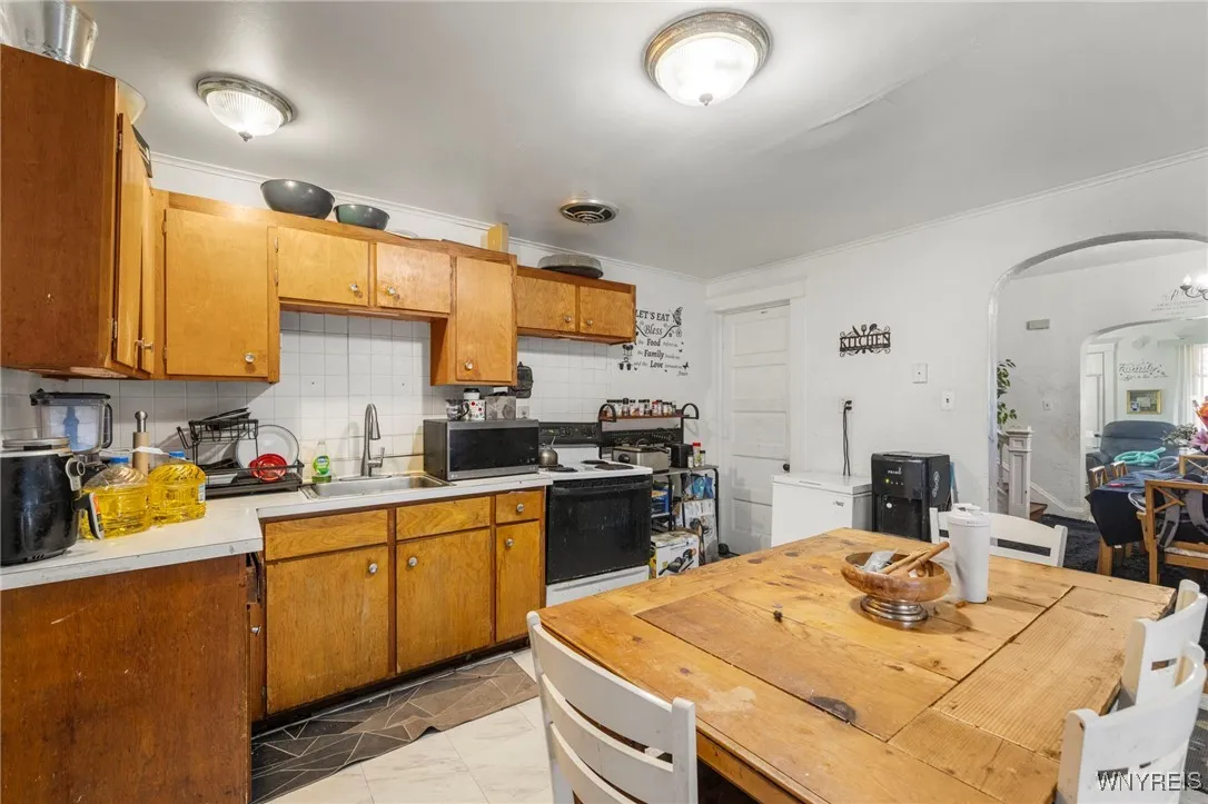 2201 Pierce Avenue, Niagara Falls, New York 14301, Niagara Falls, New York 14301, 7 Bedrooms Bedrooms, ,3 BathroomsBathrooms,Residential,For Sale,2201 Pierce Avenue, Niagara Falls, New York 14301,0,B1645749