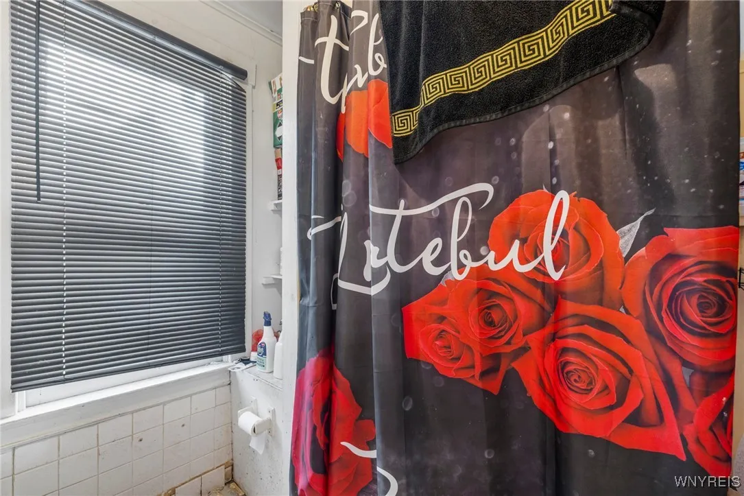 2201 Pierce Avenue, Niagara Falls, New York 14301, Niagara Falls, New York 14301, 7 Bedrooms Bedrooms, ,3 BathroomsBathrooms,Residential,For Sale,2201 Pierce Avenue, Niagara Falls, New York 14301,0,B1645749