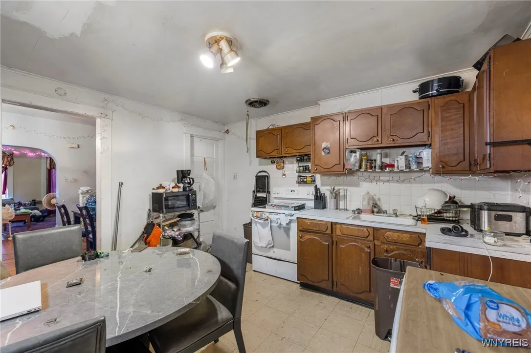 2201 Pierce Avenue, Niagara Falls, New York 14301, Niagara Falls, New York 14301, 7 Bedrooms Bedrooms, ,3 BathroomsBathrooms,Residential,For Sale,2201 Pierce Avenue, Niagara Falls, New York 14301,0,B1645749