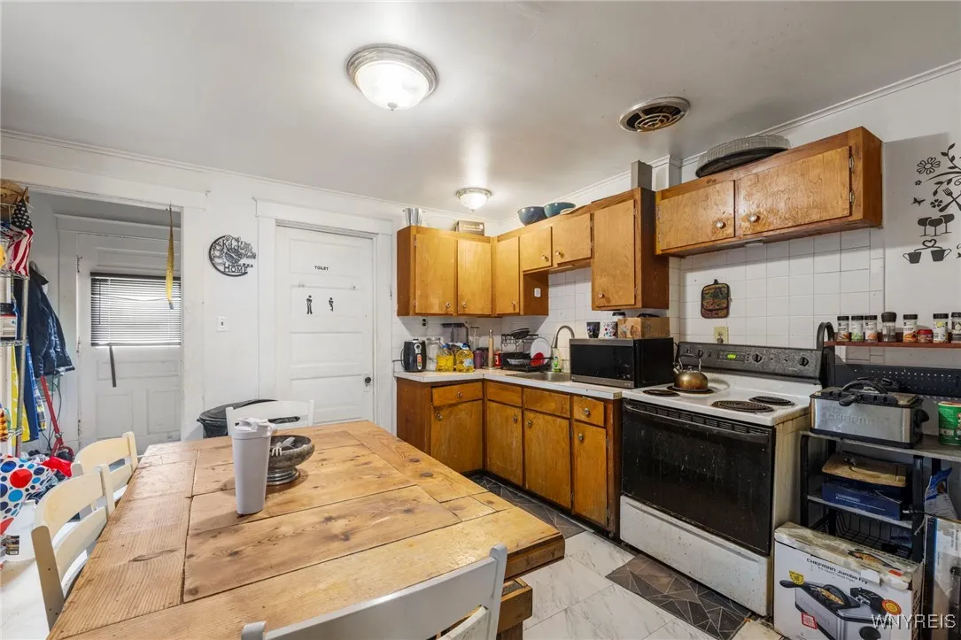 2201 Pierce Avenue, Niagara Falls, New York 14301, Niagara Falls, New York 14301, 7 Bedrooms Bedrooms, ,3 BathroomsBathrooms,Residential,For Sale,2201 Pierce Avenue, Niagara Falls, New York 14301,0,B1645749