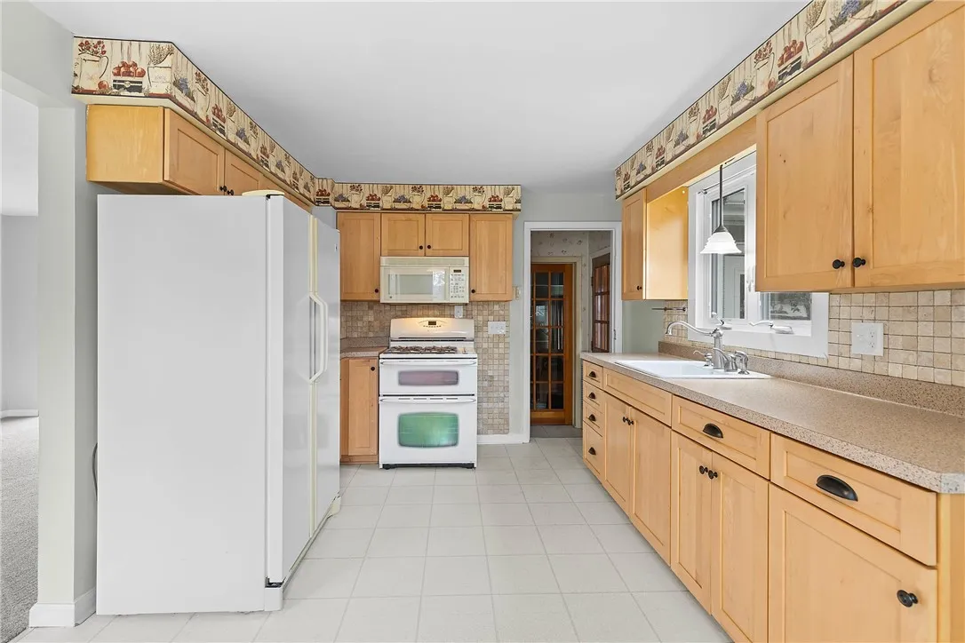 21 West Crest Drive, Gates, New York 14606, Gates, New York 14606, 3 Bedrooms Bedrooms, 7 Rooms Rooms,1 BathroomBathrooms,Residential,For Sale,21 West Crest Drive, Gates, New York 14606,0,R1644657