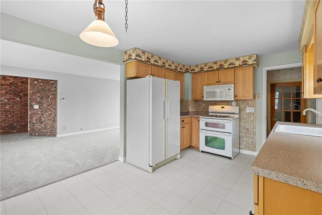 21 West Crest Drive, Gates, New York 14606, Gates, New York 14606, 3 Bedrooms Bedrooms, 7 Rooms Rooms,1 BathroomBathrooms,Residential,For Sale,21 West Crest Drive, Gates, New York 14606,0,R1644657