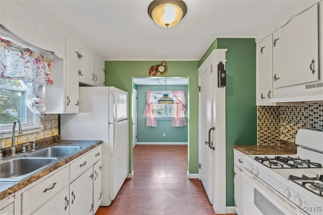 WORKING KITCHEN TO DINING AREA