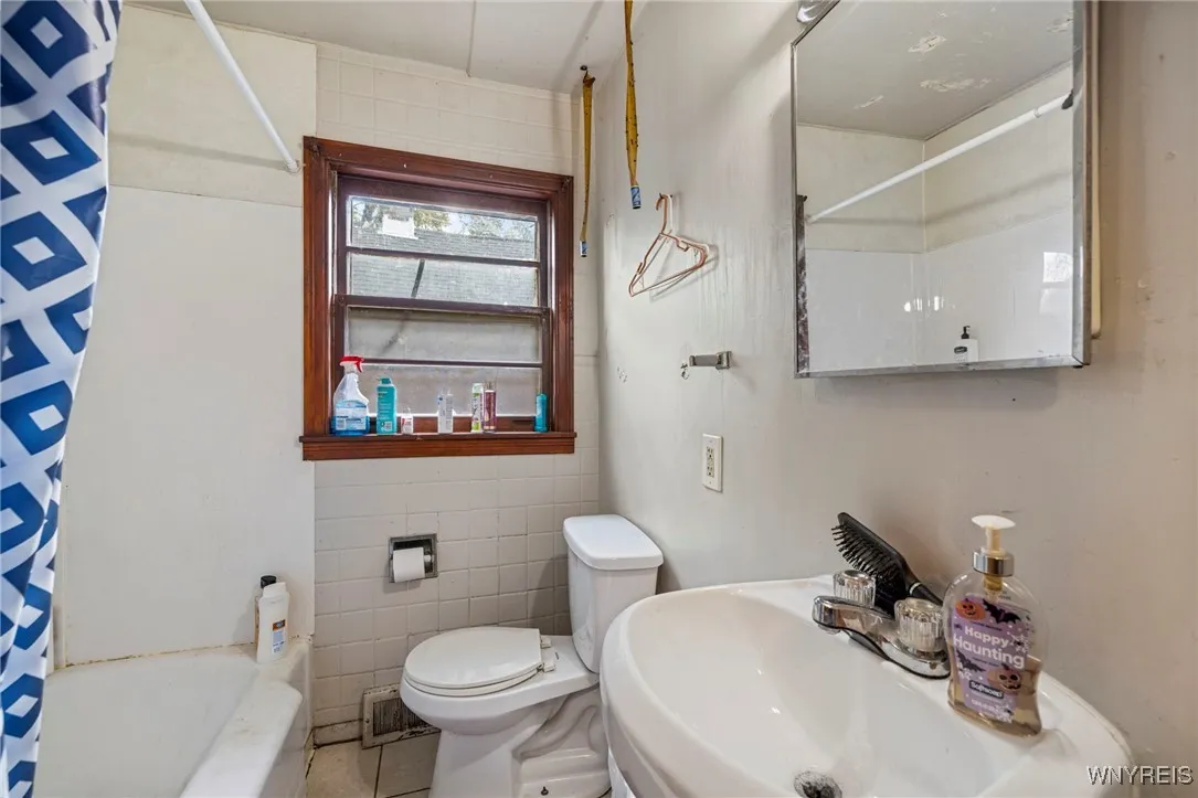 423 Elmwood Avenue, Niagara Falls, New York 14301, Niagara Falls, New York 14301, 4 Bedrooms Bedrooms, ,2 BathroomsBathrooms,Residential,For Sale,423 Elmwood Avenue, Niagara Falls, New York 14301,0,B1646972