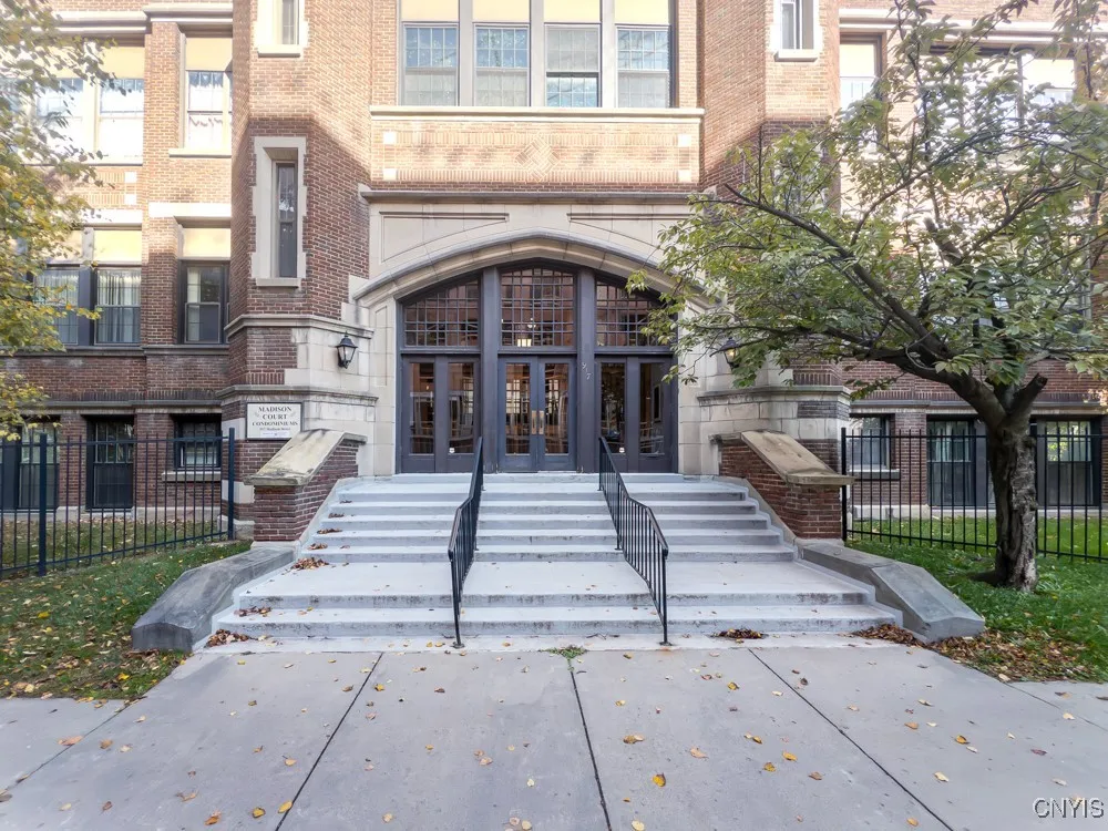 917 Madison Street 5, Syracuse, New York 13210, Syracuse, New York 13210, 2 Bedrooms Bedrooms, 6 Rooms Rooms,1 BathroomBathrooms,Residential Lease,For Rent,917 Madison Street 5, Syracuse, New York 13210,0,S1647720