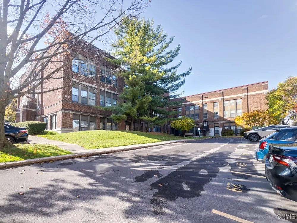 917 Madison Street 5, Syracuse, New York 13210, Syracuse, New York 13210, 2 Bedrooms Bedrooms, 6 Rooms Rooms,1 BathroomBathrooms,Residential Lease,For Rent,917 Madison Street 5, Syracuse, New York 13210,0,S1647720