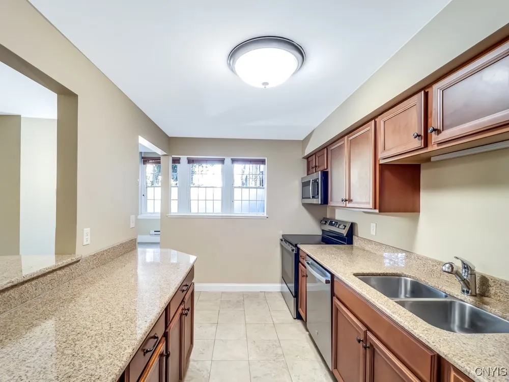 917 Madison Street 5, Syracuse, New York 13210, Syracuse, New York 13210, 2 Bedrooms Bedrooms, 6 Rooms Rooms,1 BathroomBathrooms,Residential Lease,For Rent,917 Madison Street 5, Syracuse, New York 13210,0,S1647720