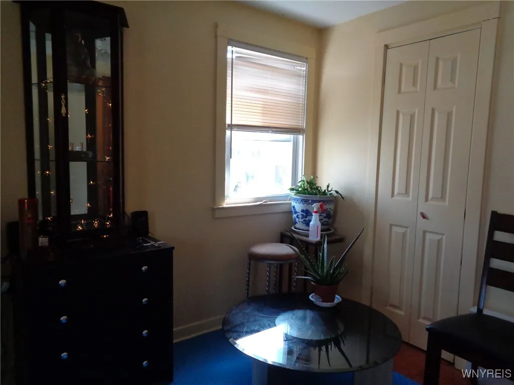 2nd bedroom right side