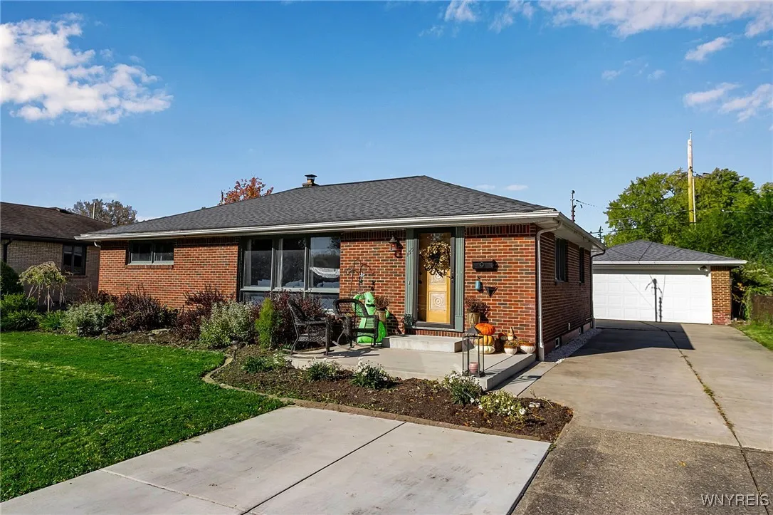 135 Century Drive, West Seneca, New York 14224, West Seneca, New York 14224, 3 Bedrooms Bedrooms, 6 Rooms Rooms,1 BathroomBathrooms,Residential,For Sale,135 Century Drive, West Seneca, New York 14224,0,B1647599