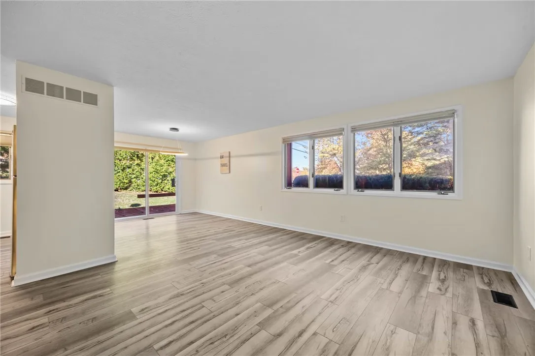 1 Brandywine Lane, Perinton, New York 14450, Perinton, New York 14450, 3 Bedrooms Bedrooms, 6 Rooms Rooms,2 BathroomsBathrooms,Residential,For Sale,1 Brandywine Lane, Perinton, New York 14450,0,R1647514