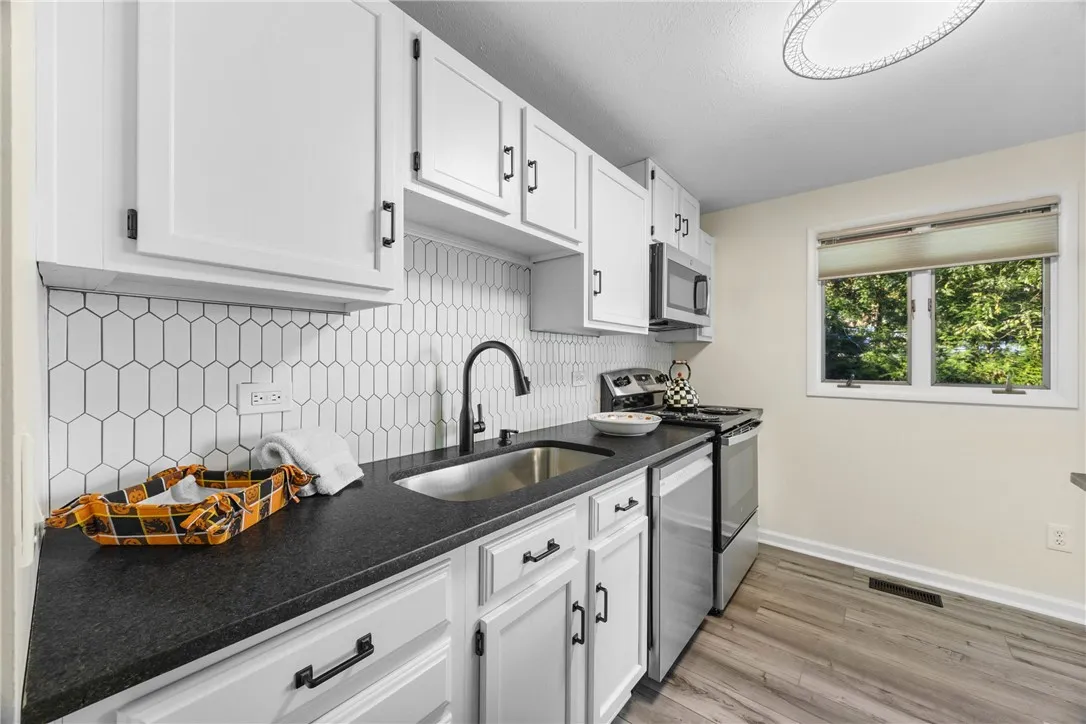 1 Brandywine Lane, Perinton, New York 14450, Perinton, New York 14450, 3 Bedrooms Bedrooms, 6 Rooms Rooms,2 BathroomsBathrooms,Residential,For Sale,1 Brandywine Lane, Perinton, New York 14450,0,R1647514