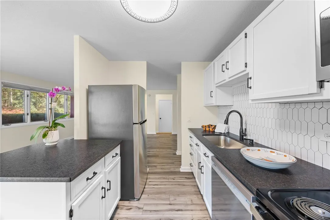 1 Brandywine Lane, Perinton, New York 14450, Perinton, New York 14450, 3 Bedrooms Bedrooms, 6 Rooms Rooms,2 BathroomsBathrooms,Residential,For Sale,1 Brandywine Lane, Perinton, New York 14450,0,R1647514