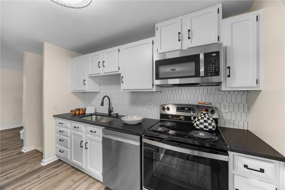 1 Brandywine Lane, Perinton, New York 14450, Perinton, New York 14450, 3 Bedrooms Bedrooms, 6 Rooms Rooms,2 BathroomsBathrooms,Residential,For Sale,1 Brandywine Lane, Perinton, New York 14450,0,R1647514