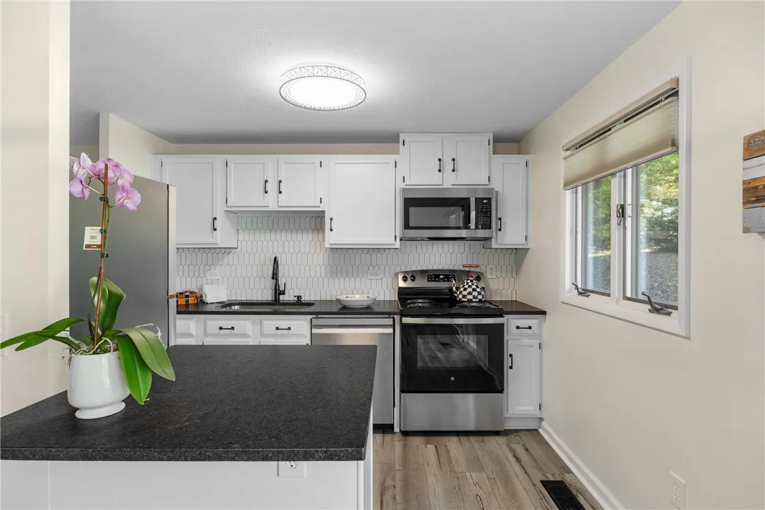 1 Brandywine Lane, Perinton, New York 14450, Perinton, New York 14450, 3 Bedrooms Bedrooms, 6 Rooms Rooms,2 BathroomsBathrooms,Residential,For Sale,1 Brandywine Lane, Perinton, New York 14450,0,R1647514