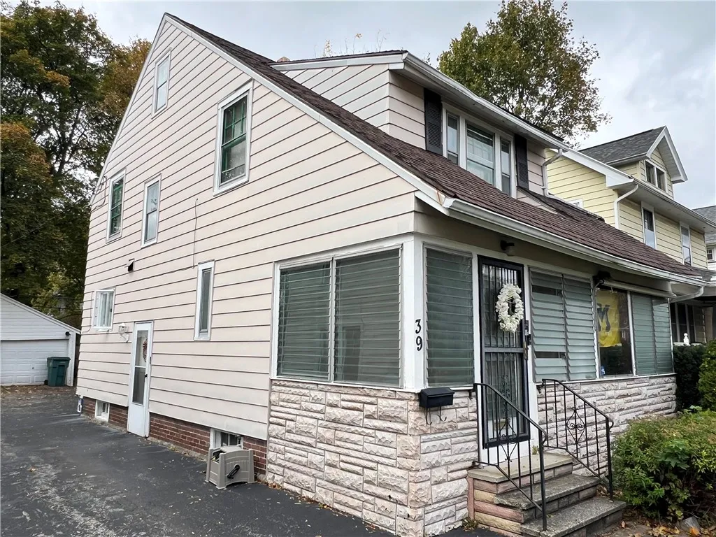 39 Maxwell Avenue, Rochester, New York 14619, Rochester, New York 14619, 3 Bedrooms Bedrooms, 7 Rooms Rooms,1 BathroomBathrooms,Residential,For Sale,39 Maxwell Avenue, Rochester, New York 14619,0,R1646338