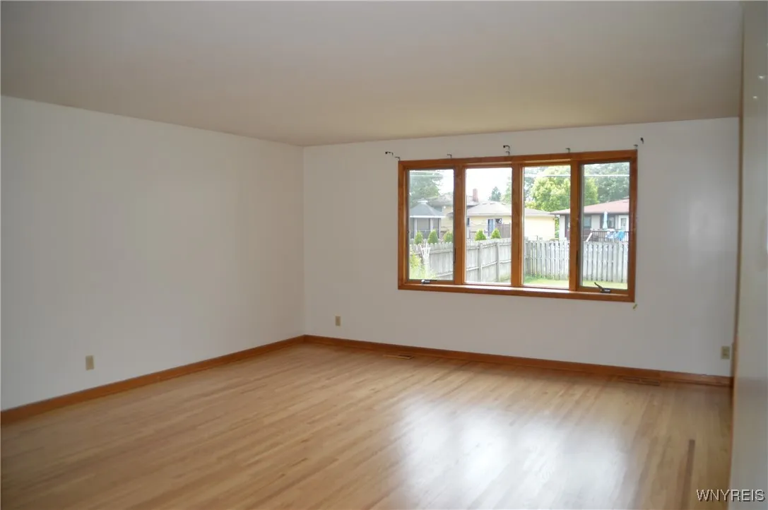 1296 Greenbrier Lane, North Tonawanda, New York 14, North Tonawanda, New York 14120, 3 Bedrooms Bedrooms, 7 Rooms Rooms,2 BathroomsBathrooms,Residential,For Sale,1296 Greenbrier Lane, North Tonawanda, New York 14,0,B1647641