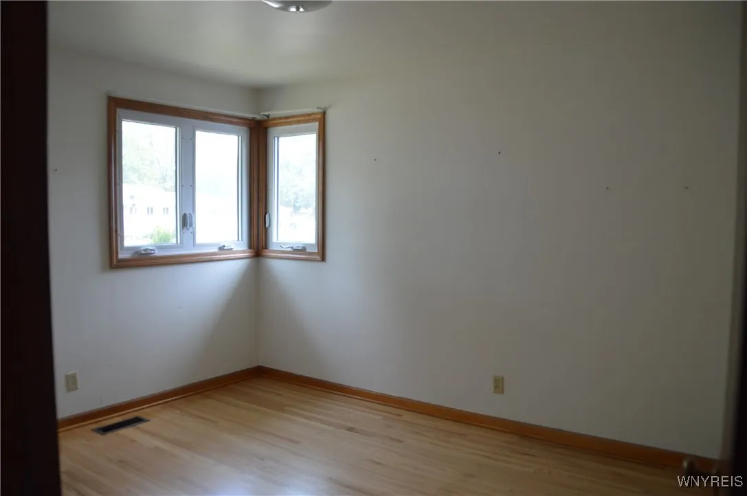 1296 Greenbrier Lane, North Tonawanda, New York 14, North Tonawanda, New York 14120, 3 Bedrooms Bedrooms, 7 Rooms Rooms,2 BathroomsBathrooms,Residential,For Sale,1296 Greenbrier Lane, North Tonawanda, New York 14,0,B1647641