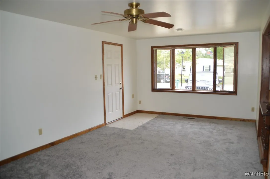 1296 Greenbrier Lane, North Tonawanda, New York 14, North Tonawanda, New York 14120, 3 Bedrooms Bedrooms, 7 Rooms Rooms,2 BathroomsBathrooms,Residential,For Sale,1296 Greenbrier Lane, North Tonawanda, New York 14,0,B1647641