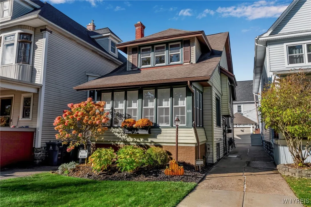 690 Mckinley Parkway, Buffalo, New York 14220, Buffalo, New York 14220, 4 Bedrooms Bedrooms, 11 Rooms Rooms,2 BathroomsBathrooms,Residential,Closed,690 Mckinley Parkway, Buffalo, New York 14220,0,B1645876