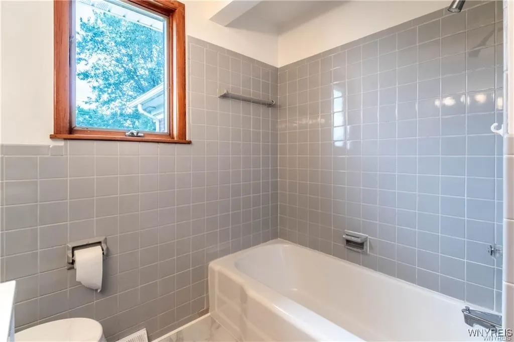 130 Alberta Drive, Amherst, New York 14226, Amherst, New York 14226, 3 Bedrooms Bedrooms, 8 Rooms Rooms,1 BathroomBathrooms,Residential Lease,For Rent,130 Alberta Drive, Amherst, New York 14226,0,B1647163