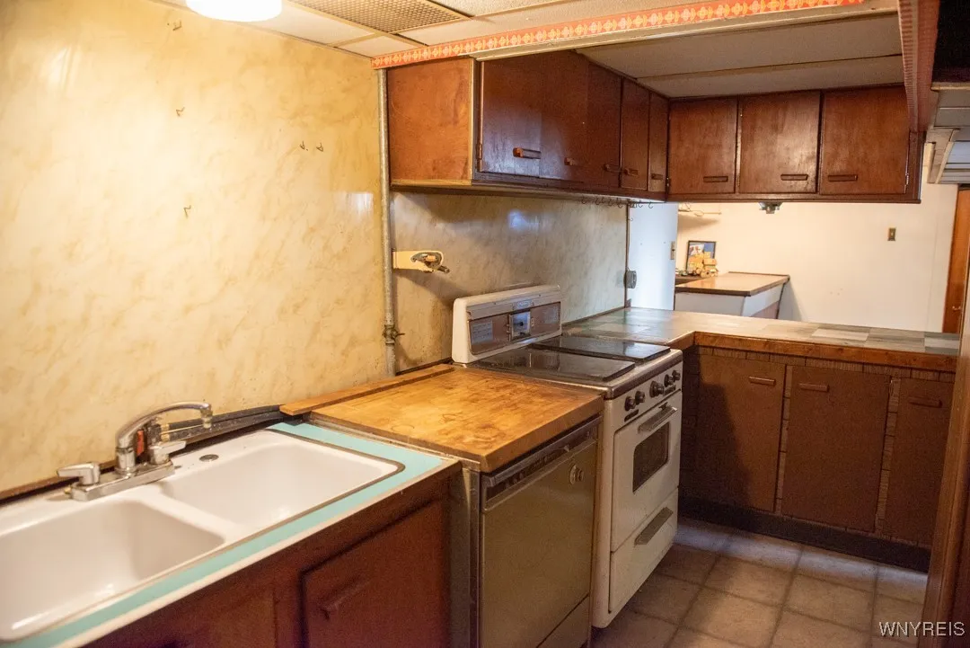 SECOND KITCHEN IN BASEMENT
