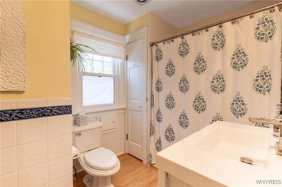 321 Voorhees - 2nd floor full bath