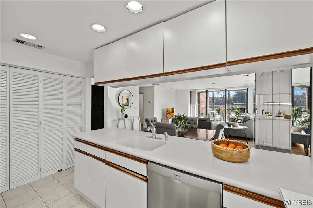 201 Admirals Walk Circle 201, Buffalo, New York 14, Buffalo, New York 14202, 1 Bedroom Bedrooms, 4 Rooms Rooms,2 BathroomsBathrooms,Residential,For Sale,201 Admirals Walk Circle 201, Buffalo, New York 14,0,B1648000