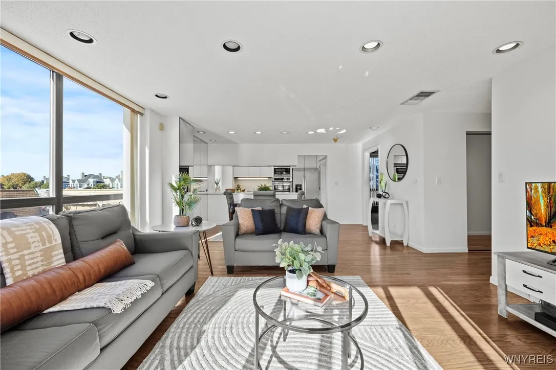 201 Admirals Walk Circle 201, Buffalo, New York 14, Buffalo, New York 14202, 1 Bedroom Bedrooms, 4 Rooms Rooms,2 BathroomsBathrooms,Residential,For Sale,201 Admirals Walk Circle 201, Buffalo, New York 14,0,B1648000