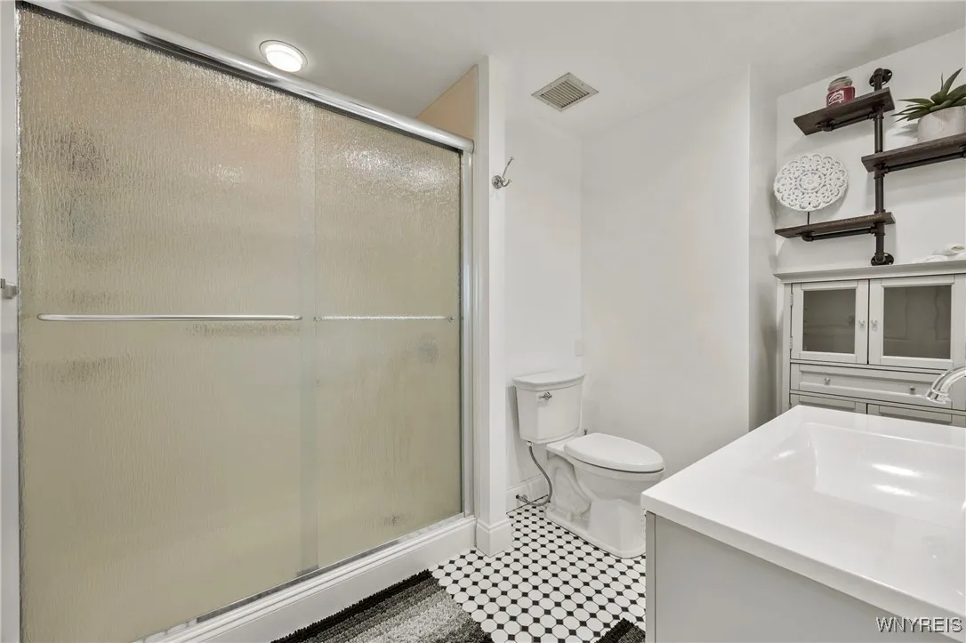 201 Admirals Walk Circle 201, Buffalo, New York 14, Buffalo, New York 14202, 1 Bedroom Bedrooms, 4 Rooms Rooms,2 BathroomsBathrooms,Residential,For Sale,201 Admirals Walk Circle 201, Buffalo, New York 14,0,B1648000