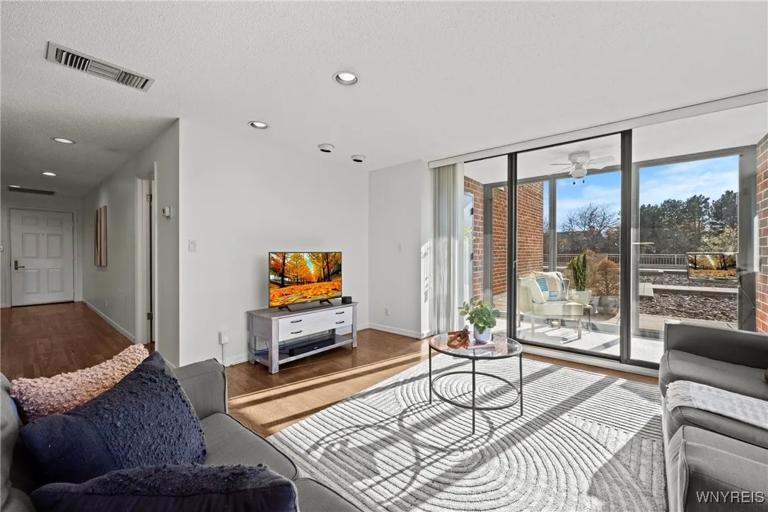 201 Admirals Walk Circle 201, Buffalo, New York 14, Buffalo, New York 14202, 1 Bedroom Bedrooms, 4 Rooms Rooms,2 BathroomsBathrooms,Residential,For Sale,201 Admirals Walk Circle 201, Buffalo, New York 14,0,B1648000