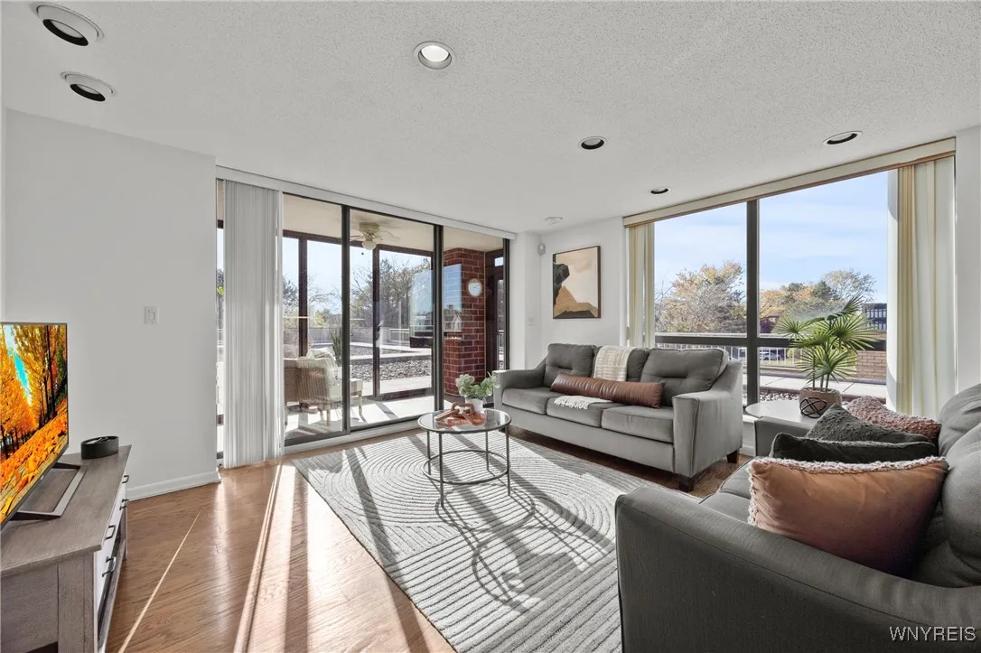 201 Admirals Walk Circle 201, Buffalo, New York 14, Buffalo, New York 14202, 1 Bedroom Bedrooms, 4 Rooms Rooms,2 BathroomsBathrooms,Residential,For Sale,201 Admirals Walk Circle 201, Buffalo, New York 14,0,B1648000