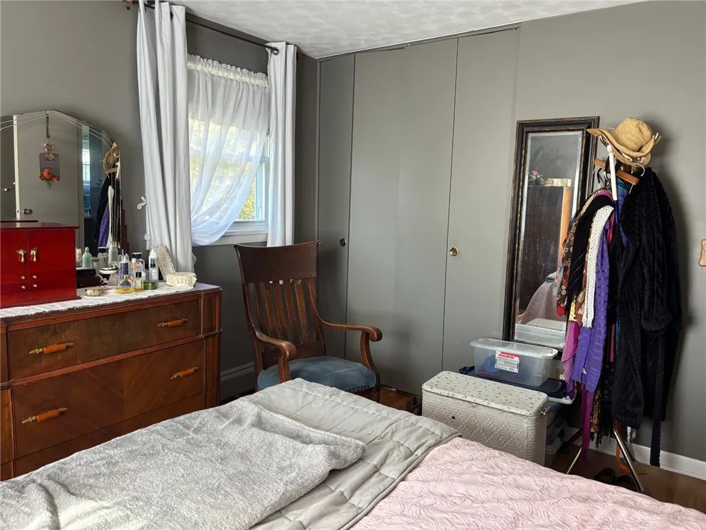 closet goes to ceiling.