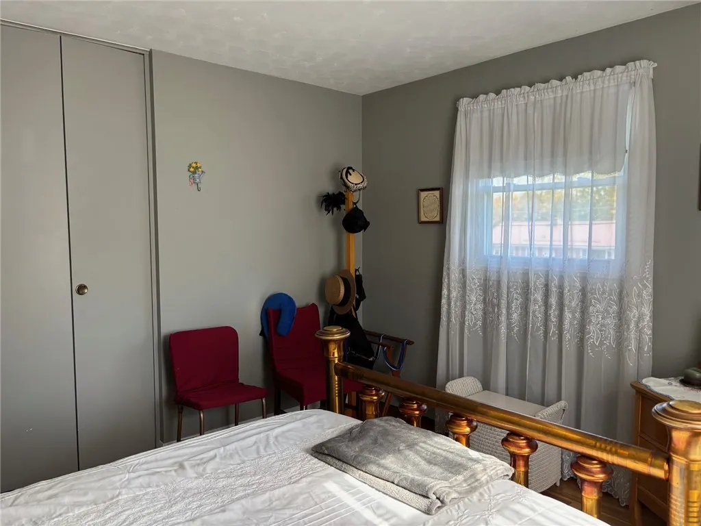 bedroom 2 closet to ceiling