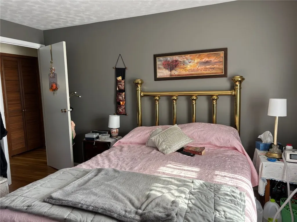 Bed 1 with queensized bed