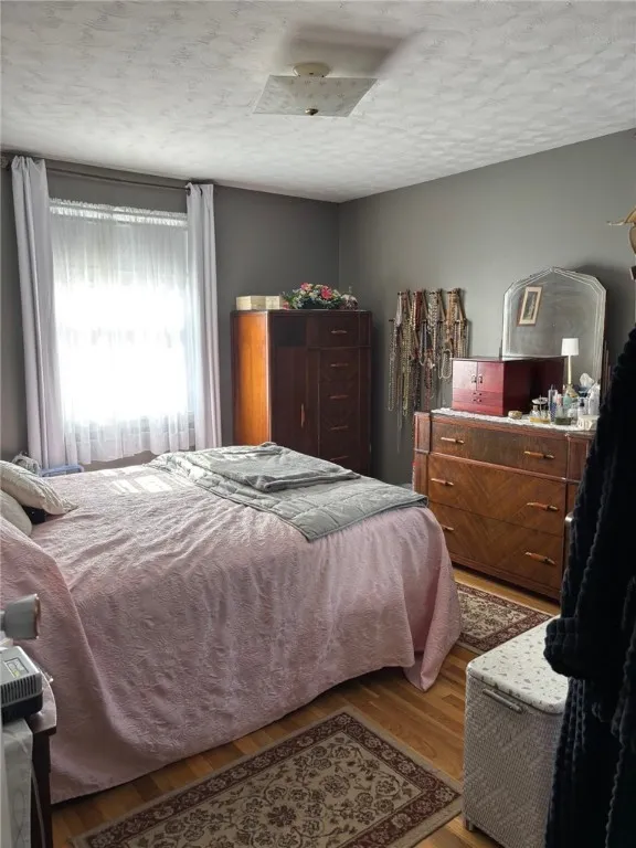 Bedroom 1 has queensized bed