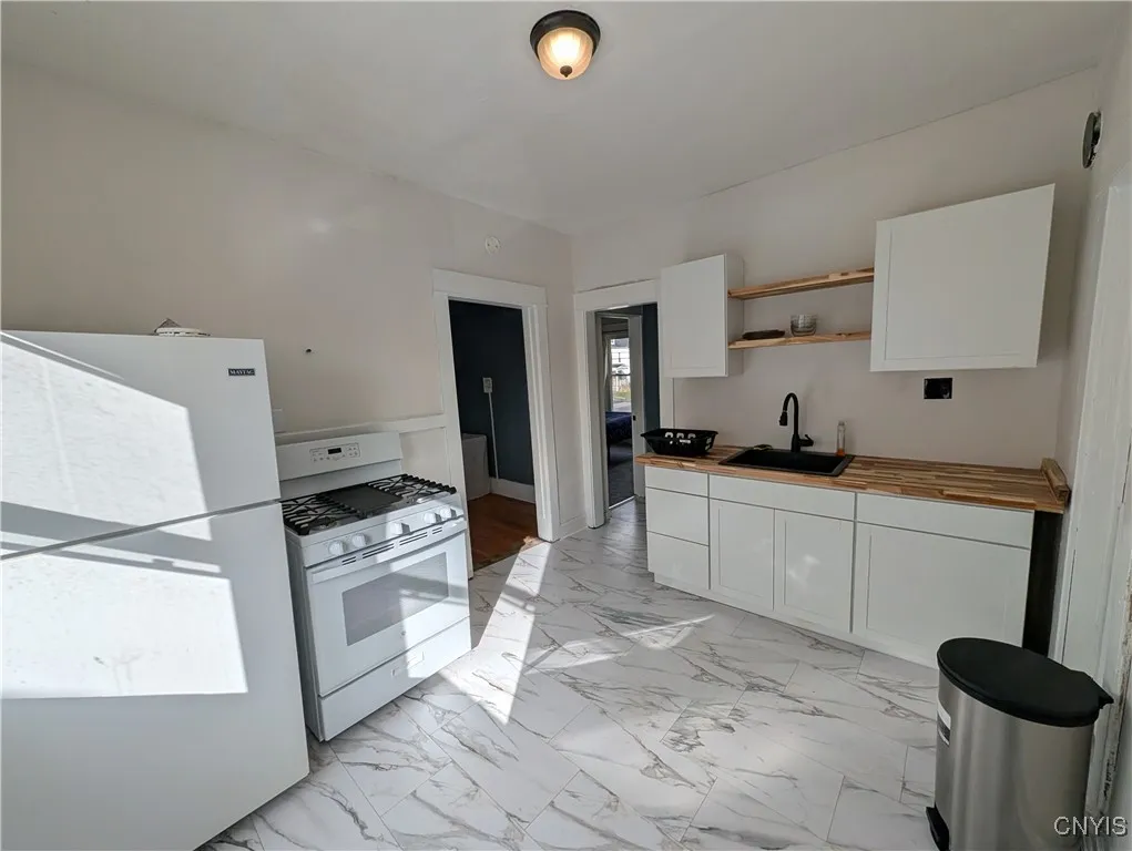 1541 South Avenue 43, Syracuse, New York 13207, Syracuse, New York 13207, 6 Bedrooms Bedrooms, ,2 BathroomsBathrooms,Residential,For Sale,1541 South Avenue 43, Syracuse, New York 13207,0,S1647701