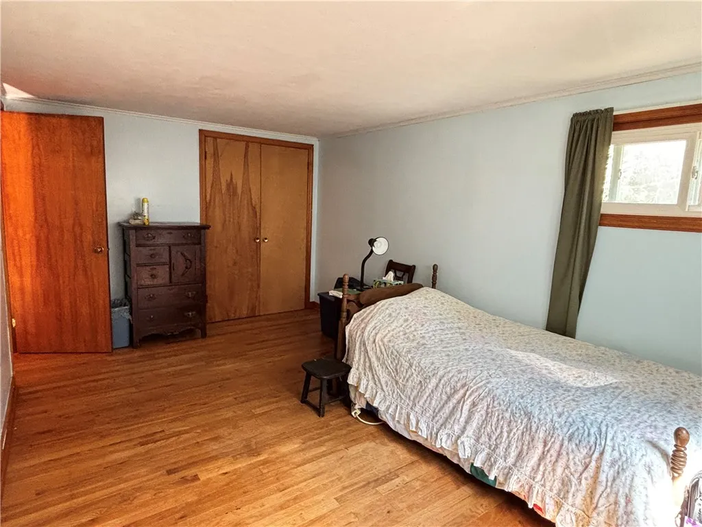 2nd floor bedroom with secret access to attic