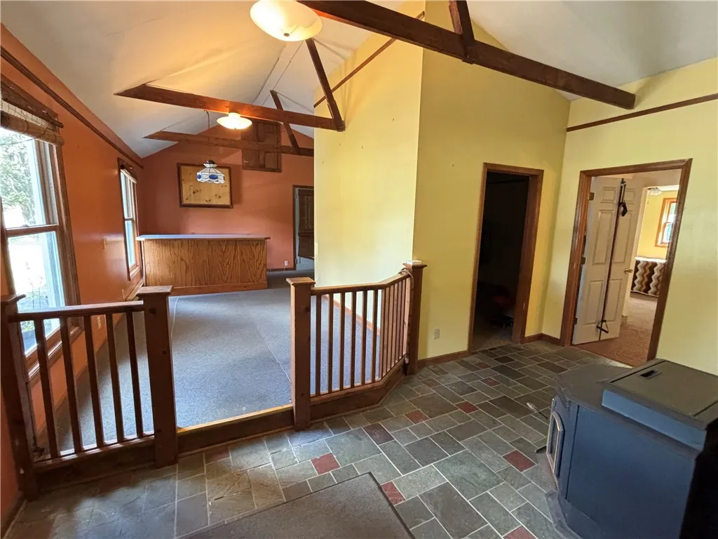 Entrance in front for studio