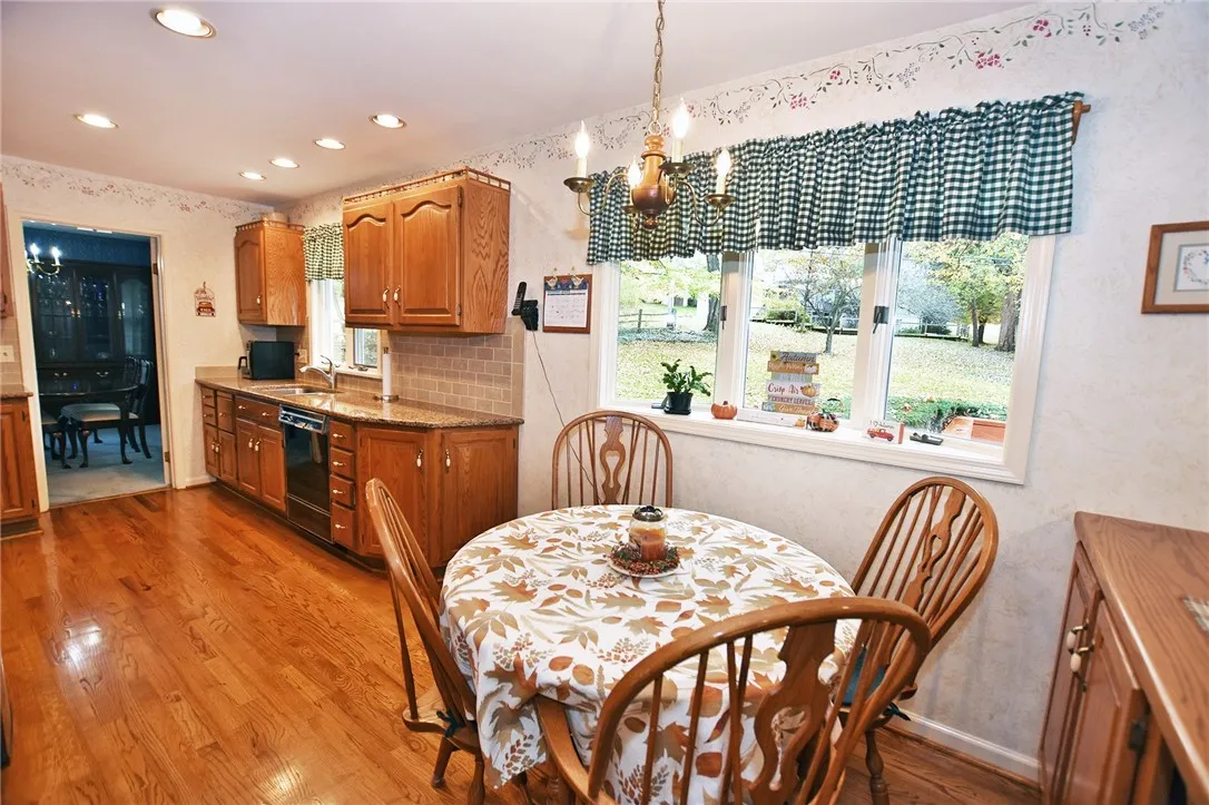 73 Clarkes Crossing, Perinton, New York 14450, Perinton, New York 14450, 4 Bedrooms Bedrooms, 8 Rooms Rooms,2 BathroomsBathrooms,Residential,For Sale,73 Clarkes Crossing, Perinton, New York 14450,0,R1647014