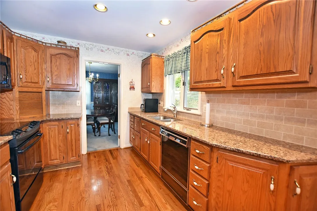 73 Clarkes Crossing, Perinton, New York 14450, Perinton, New York 14450, 4 Bedrooms Bedrooms, 8 Rooms Rooms,2 BathroomsBathrooms,Residential,For Sale,73 Clarkes Crossing, Perinton, New York 14450,0,R1647014