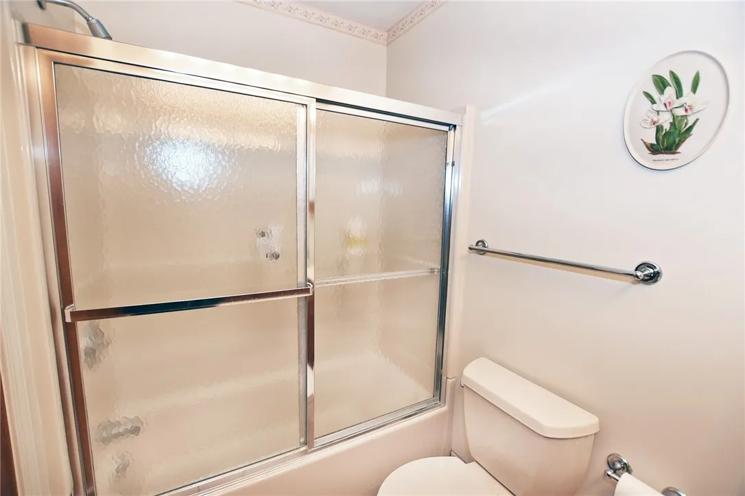 73 Clarkes Crossing, Perinton, New York 14450, Perinton, New York 14450, 4 Bedrooms Bedrooms, 8 Rooms Rooms,2 BathroomsBathrooms,Residential,For Sale,73 Clarkes Crossing, Perinton, New York 14450,0,R1647014