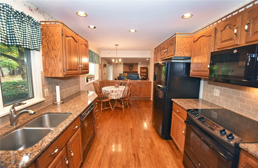 73 Clarkes Crossing, Perinton, New York 14450, Perinton, New York 14450, 4 Bedrooms Bedrooms, 8 Rooms Rooms,2 BathroomsBathrooms,Residential,For Sale,73 Clarkes Crossing, Perinton, New York 14450,0,R1647014