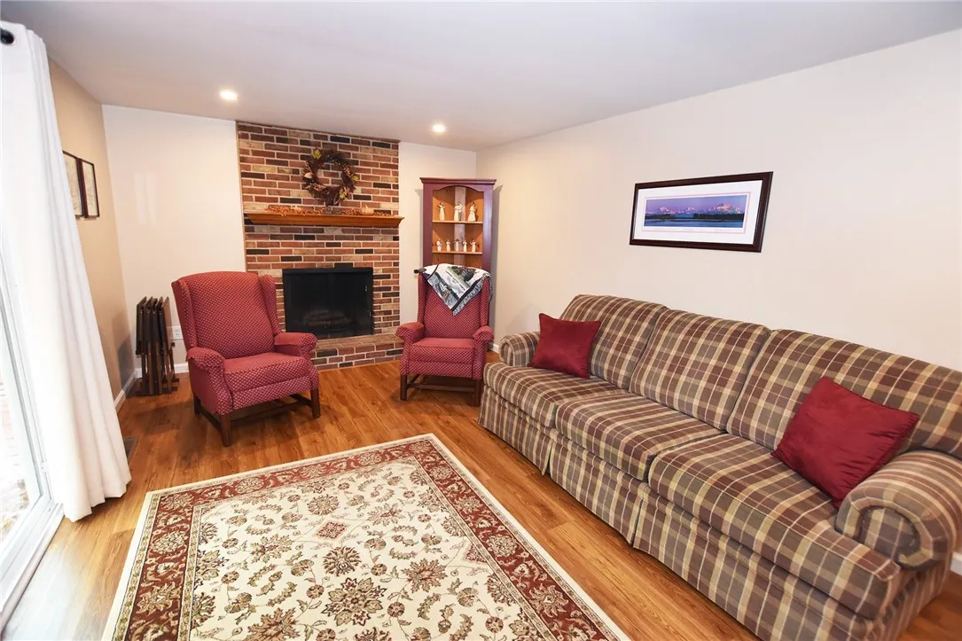 73 Clarkes Crossing, Perinton, New York 14450, Perinton, New York 14450, 4 Bedrooms Bedrooms, 8 Rooms Rooms,2 BathroomsBathrooms,Residential,For Sale,73 Clarkes Crossing, Perinton, New York 14450,0,R1647014