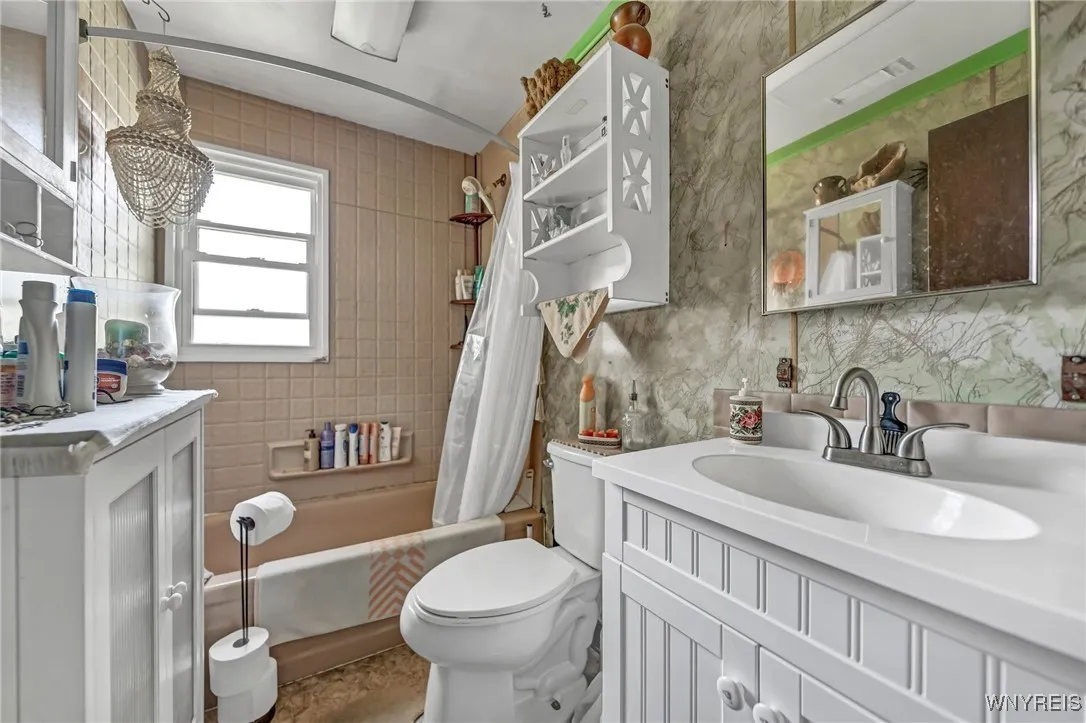 5447 East River Road, Grand Island, New York 14072, Grand Island, New York 14072, 5 Bedrooms Bedrooms, 14 Rooms Rooms,3 BathroomsBathrooms,Residential,For Sale,5447 East River Road, Grand Island, New York 14072,0,B1647845